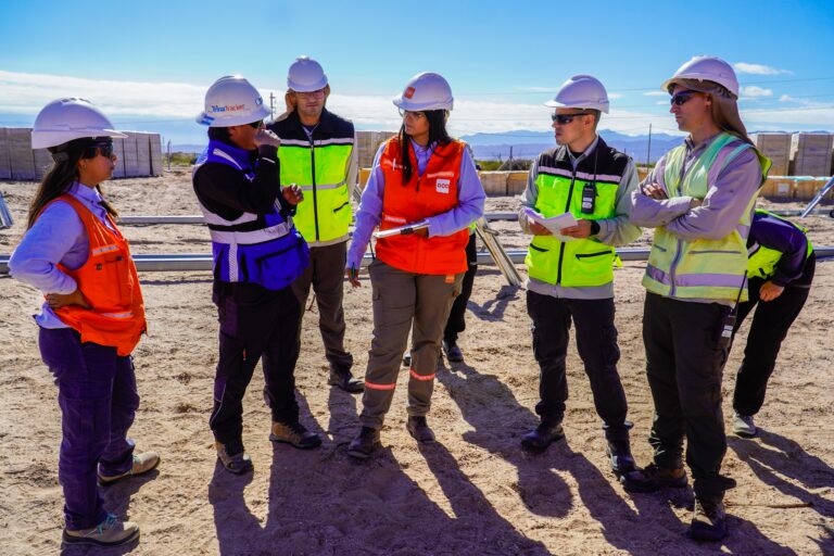 Equipos técnicos de DQD Solar, Parque Eólico Arauco y Trina Tracker durante la capacitación técnica del Golden Row en La Rioja.