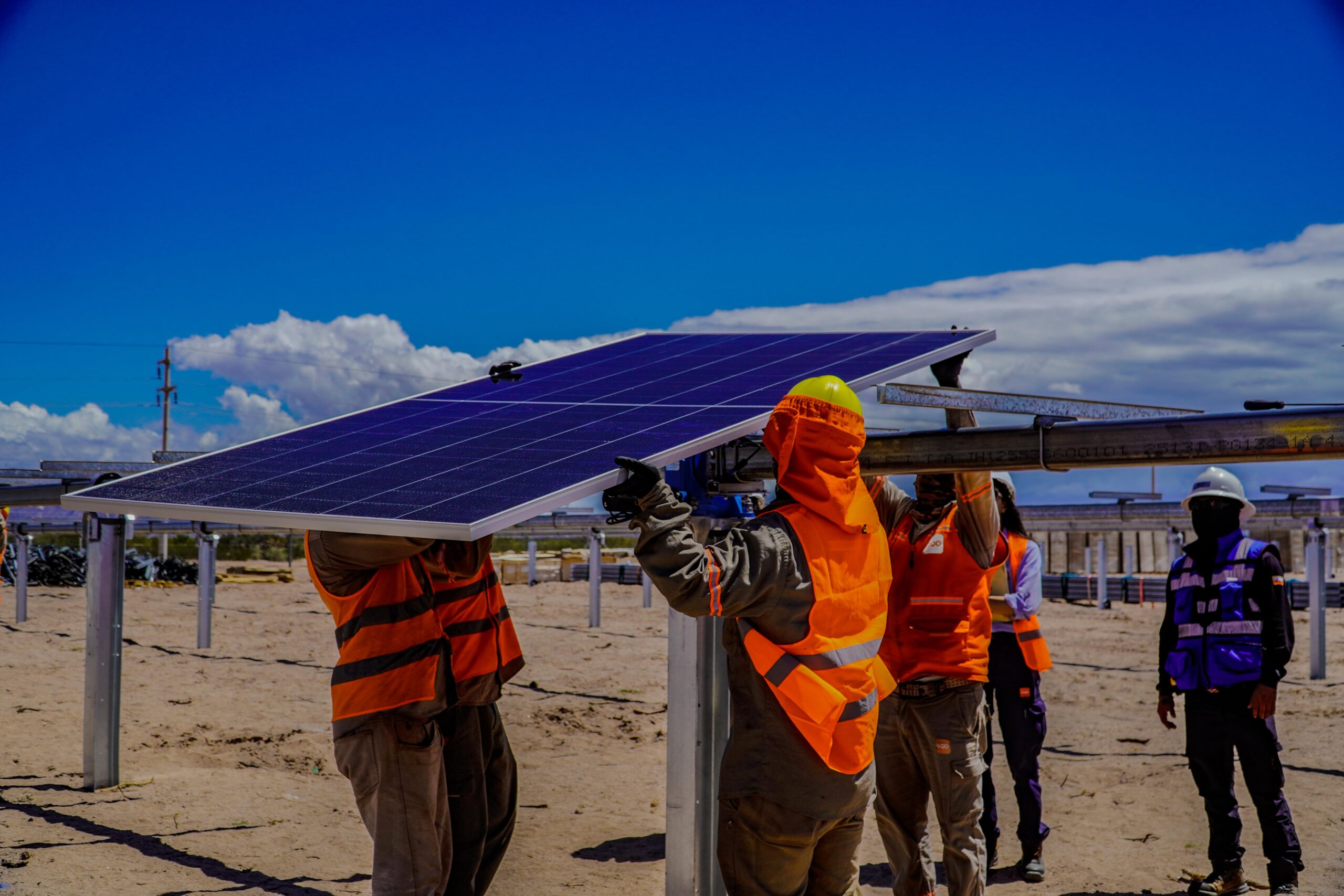 Instalación del primer panel fotovoltaico en el Golden Row del Parque Solar Arauco I, La Rioja por parte de DQD.